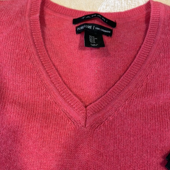 NWT TAHARI Pure Luxe 100% Cashmere V Neck Sweater. Pink, size Medium - Picture 4 of 12